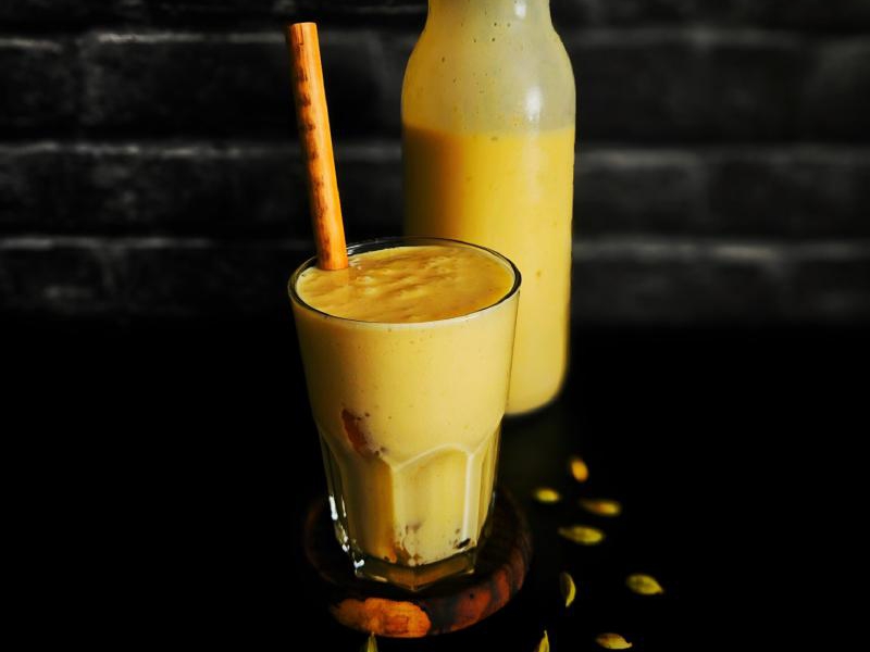 Lassi – 5 przepisów na indyjski napój jogurtowy. Klasyka, mango, masala i fit wersja!