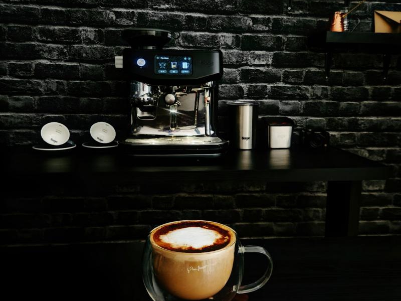Flat White w domu z Sage Oracle Jet