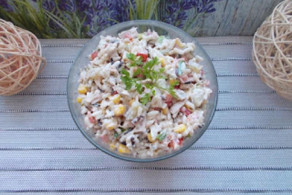 Sałatka ryżowa z tuńczykiem i warzywami