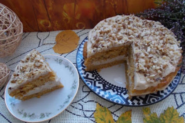 Ciasto marchewkowo-orzechowe z kremem orzechowym i przerwa na blogu