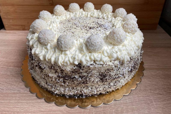 Tort kokosowy z białą czekoladą na makowym biszkopcie
