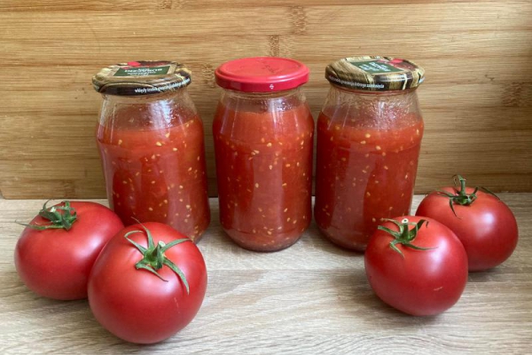 Pomidory krojone w słoiku, jak z puszki