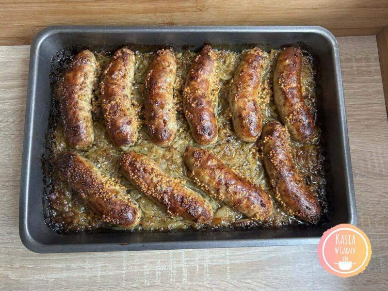 Pieczona Biała kiełbasa na cebuli
