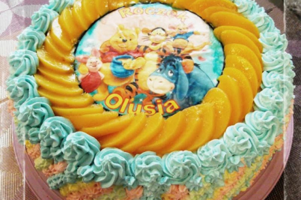 Tort urodzinowy brzoskwiniowy z Kubusiem Puchatkiem