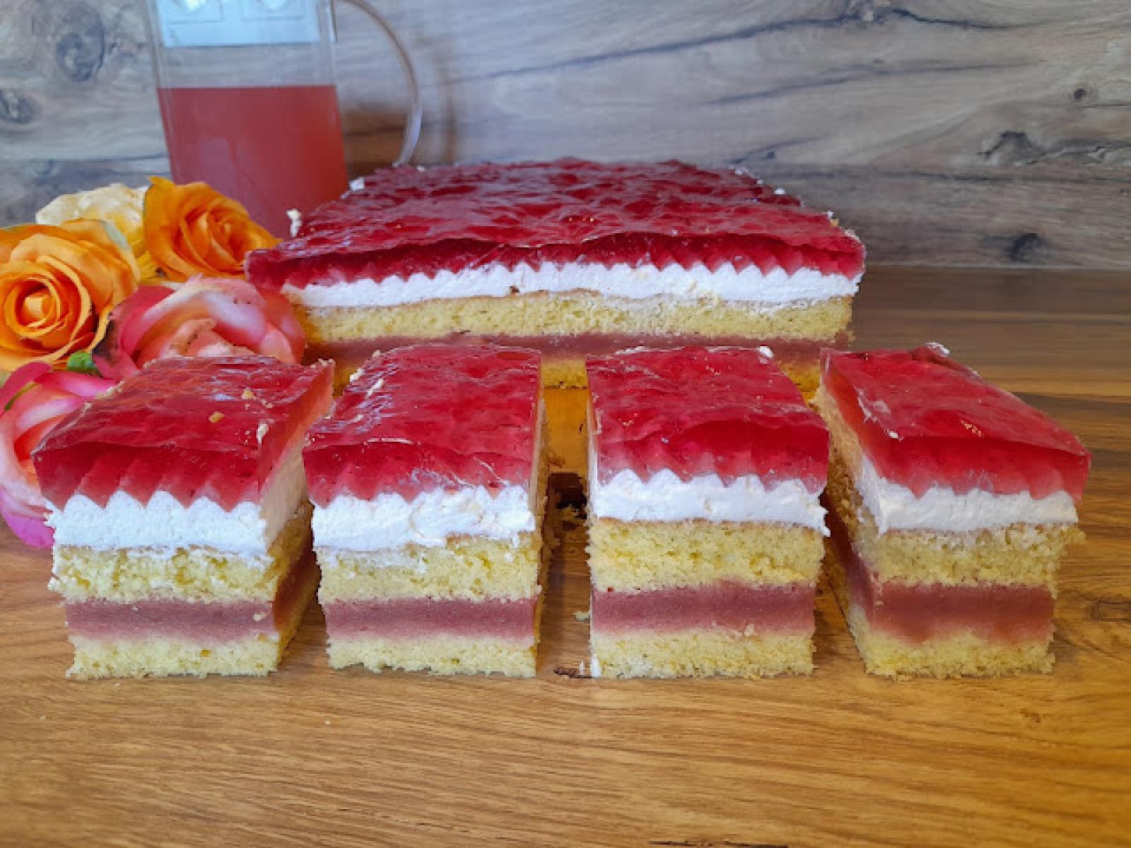 Rabarbarowiec z kremem i galaretką