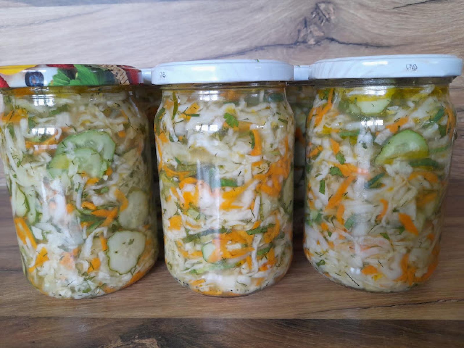 Sałatka z kapusty i ogórków na zimę