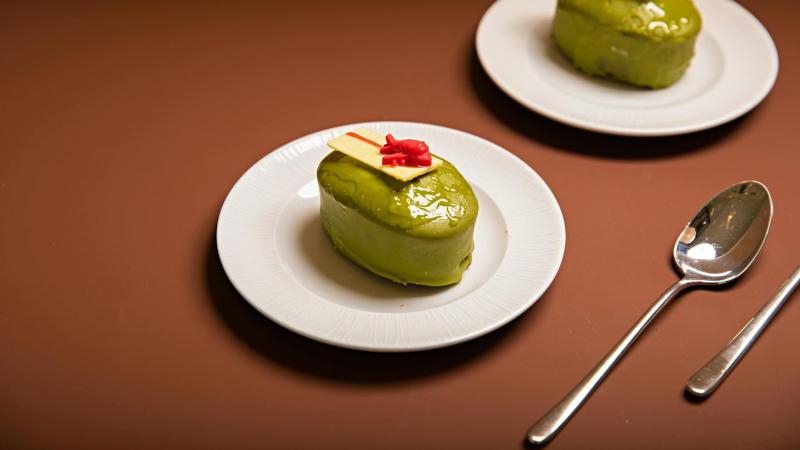Matcha affogato zielona herbata z lodami waniliowymi deser w szklance