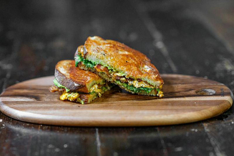 Kanapki jak z bistro: chrupiąca ciabatta, jajko w koszulce i maślana kawa