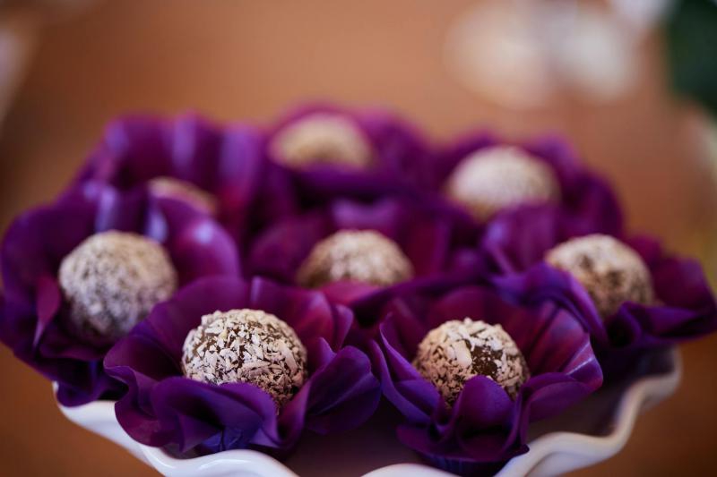 Proste pralinki z białą czekoladą i kokosem, które idealnie pasują do latte