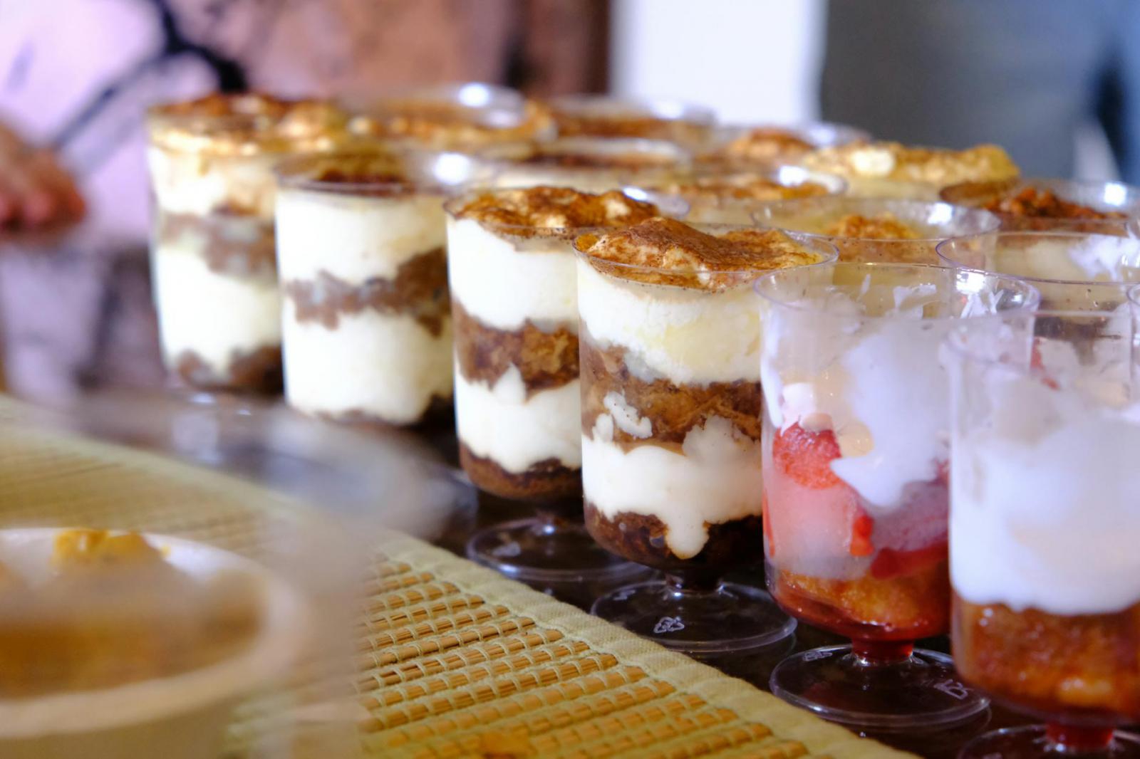 Deser tiramisu w pucharkach bez pieczenia, gotowy w 15 minut