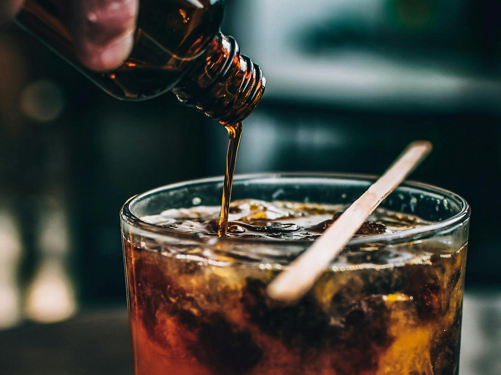 Koktajle kawowe na zimno: przepisy na domowe frappe, cold brew i likier