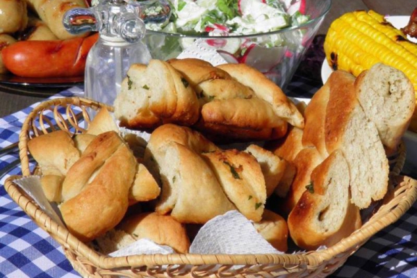 Czosnkowy chlebek – idealny do dań z grilla