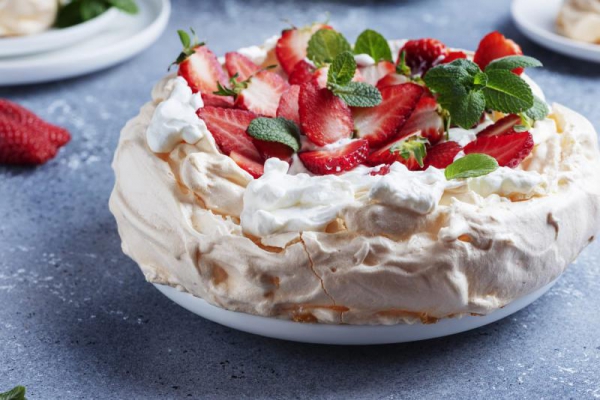 Tort bezowy z serkiem mascarpone – idealny tort na urodziny