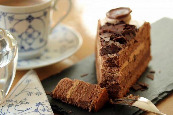 Tort czekoladowy z serem i orzechami – idealny na urodziny i inne ważne okazje