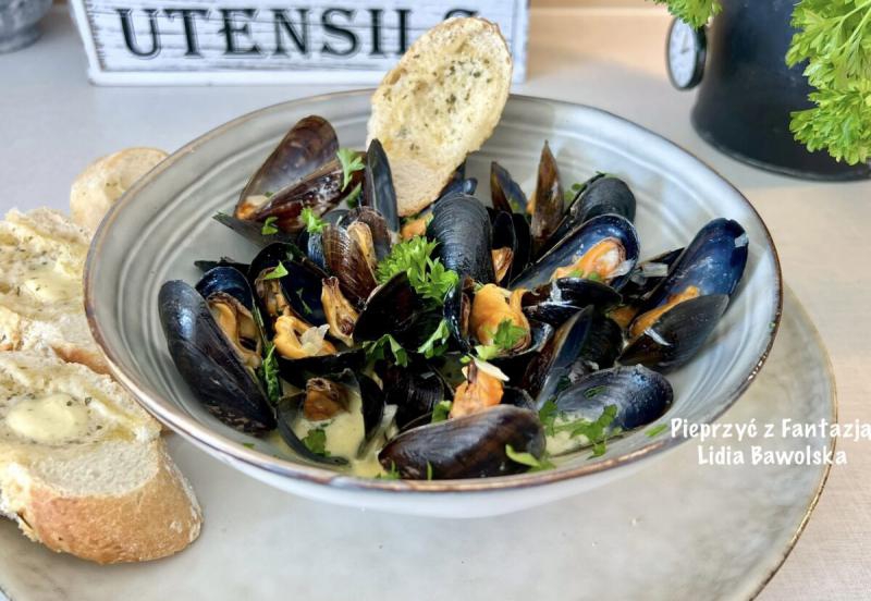Mule w białym winie i śmietanie (Moules marinières)
