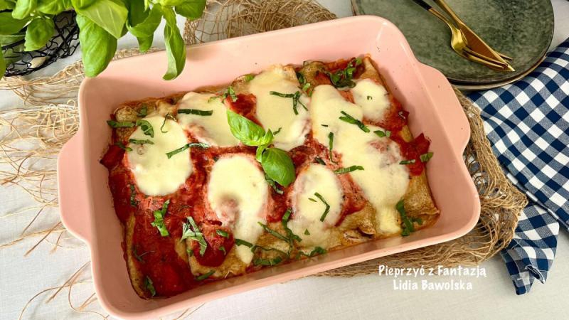 Naleśniki caprese z pieczarkami i lekkim sosem pomidorowym