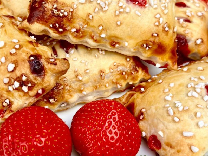 Ciastka z ciasta francuskiego z truskawkami – szybki deser