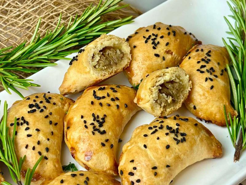 Pieczone pierogi z kapustą i grzybami