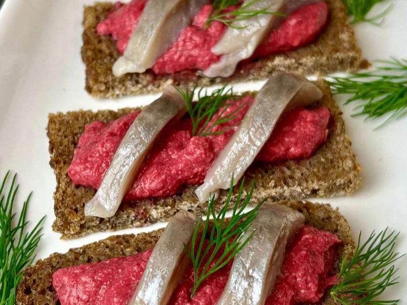 Śledź z kremem z buraków i fety – efektowna świąteczna przystawka