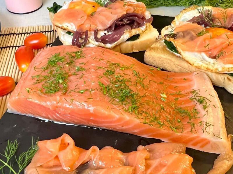 Łosoś marynowany (gravad lax) – skandynawski przysmak w koperku