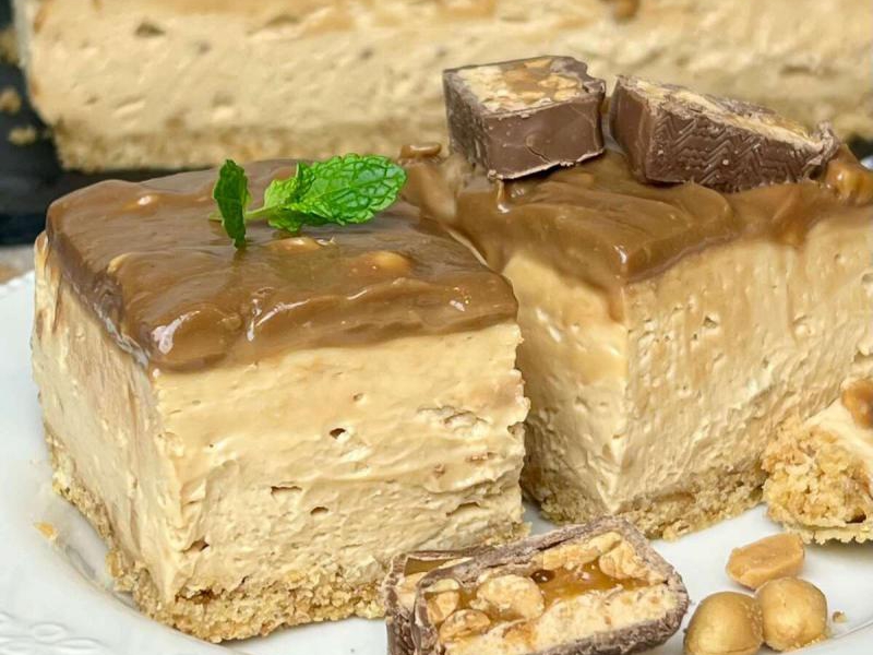 Sernik Snickers na zimno – bez pieczenia, z kajmakiem i orzechami