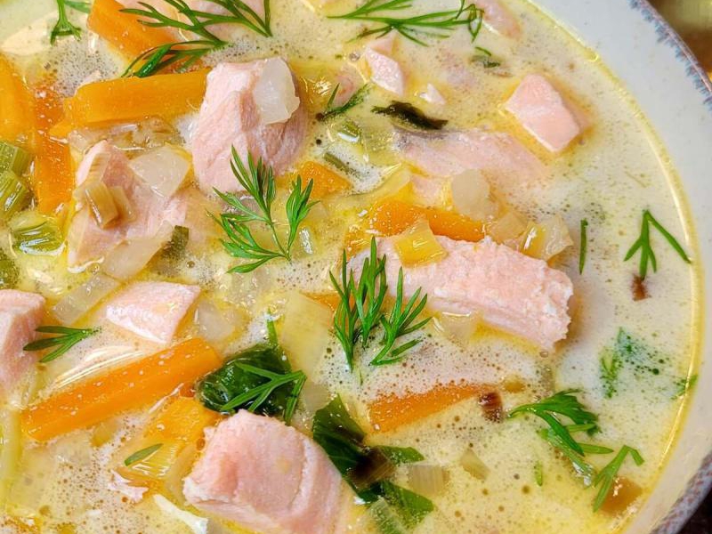 Zupa rybna z łososiem i krewetkami – kremowa, rozgrzewająca i pachnąca koprem