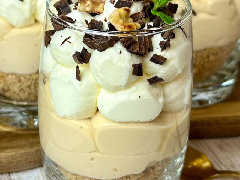 Mini serniczki w pucharkach – szybki deser bez pieczenia