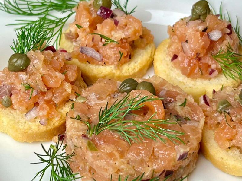 Tatar z łososia – elegancka przekąska na Sylwestra