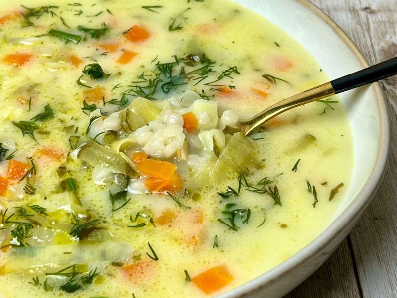 Zupa ogórkowa z kuskusem perłowym – lżejsza wersja bez ziemniaków