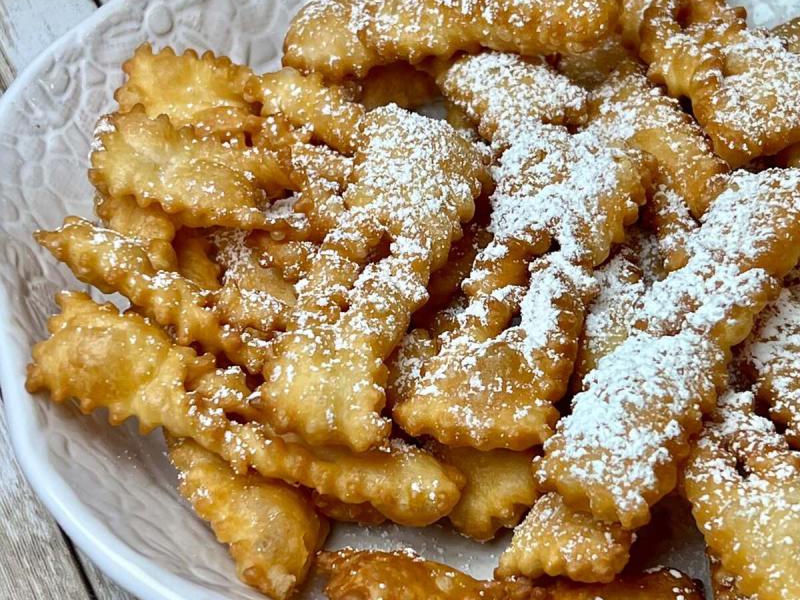 Faworki jak u babci – chrupiące, kruche i smażone na smalcu