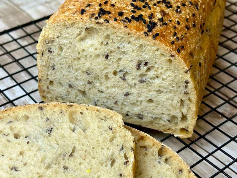 Domowy chleb na drożdżach z ziarnami