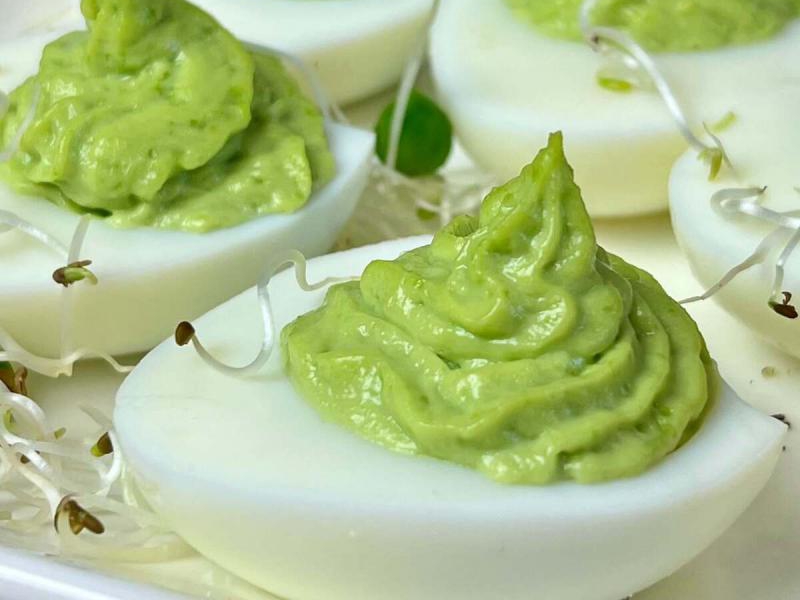 Jajka faszerowane groszkiem i żółtym serem