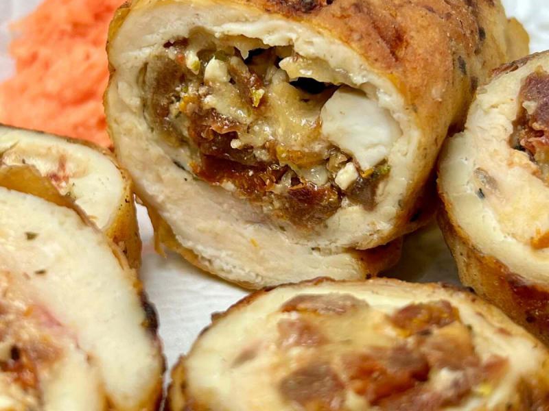 Roladki z piersi kurczaka z fetą i suszonymi pomidorami – prosty i soczysty obiad