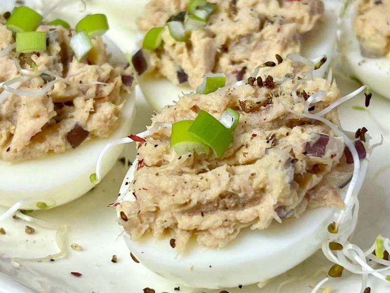 Jajka faszerowane tuńczykiem – klasyczna przystawka na Wielkanoc