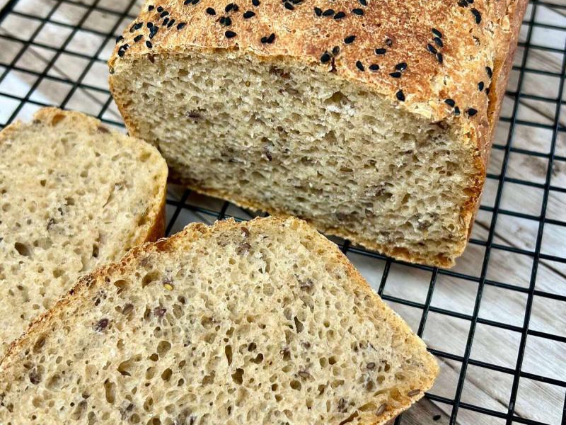 Chleb z mąką graham i ziarnami – prosty chleb drożdżowy