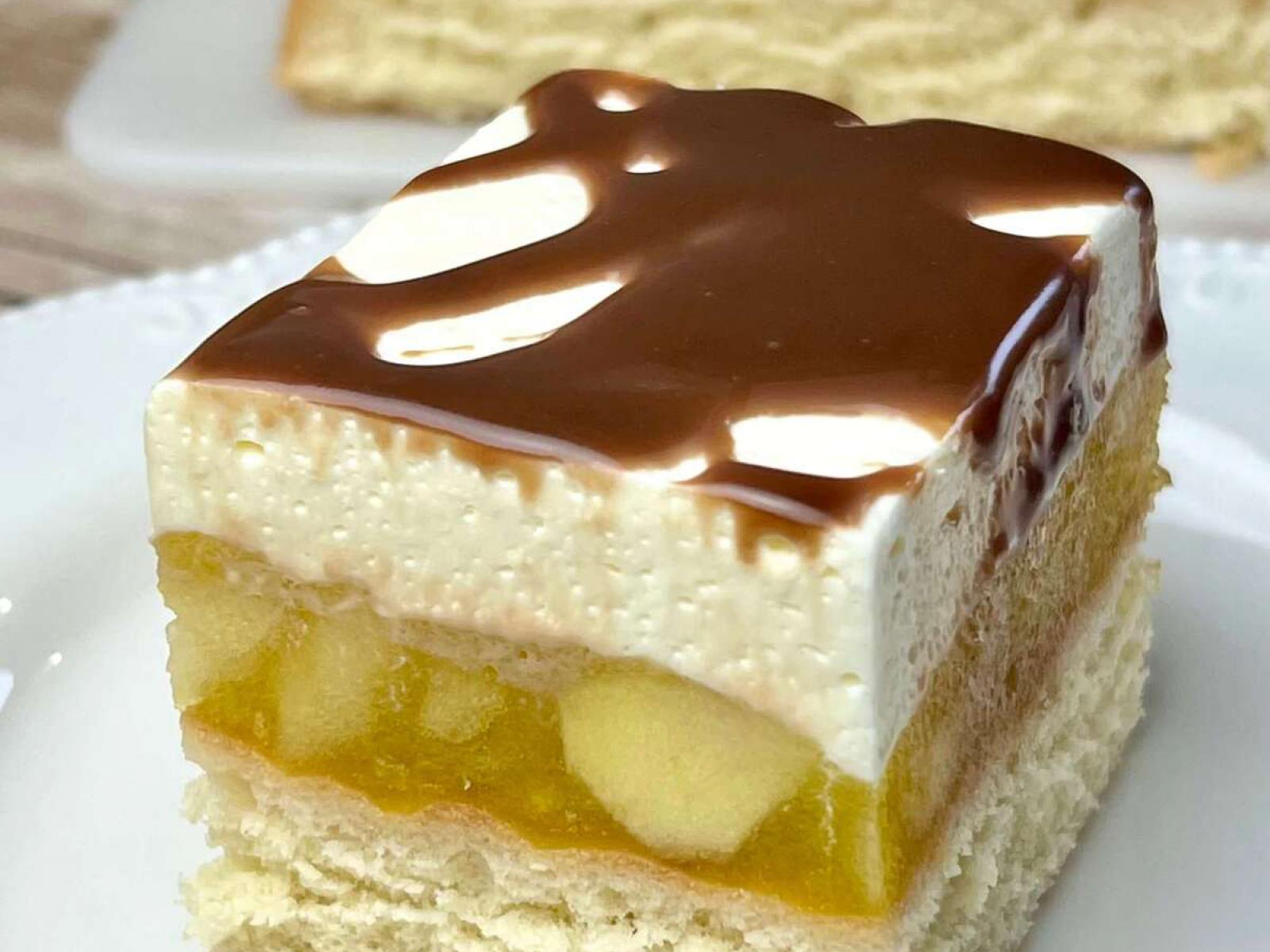 Szarlotka królewska na biszkopcie – z bitą śmietaną i galaretką