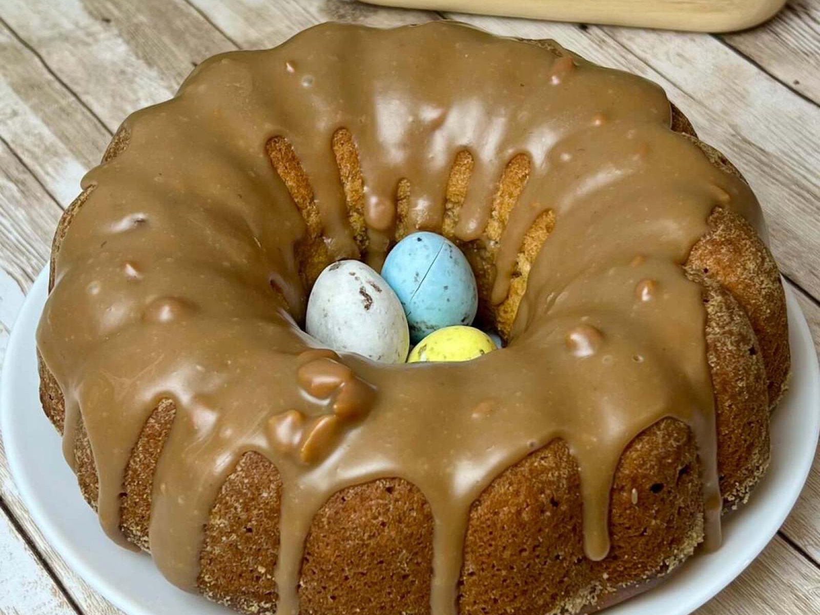 Babka kajmakowa – wilgotna i smaczna babka z polewą kajmakową