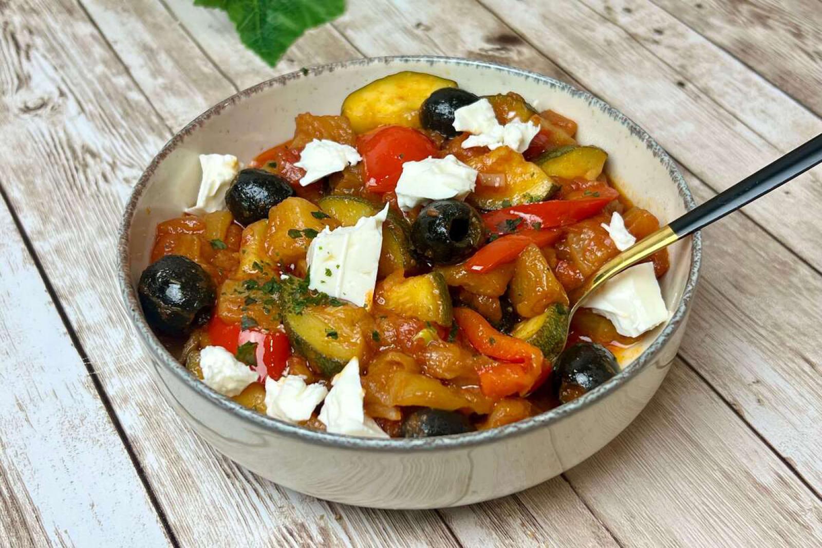 Bakłażan z cukinią i fetą w sosie pomidorowym