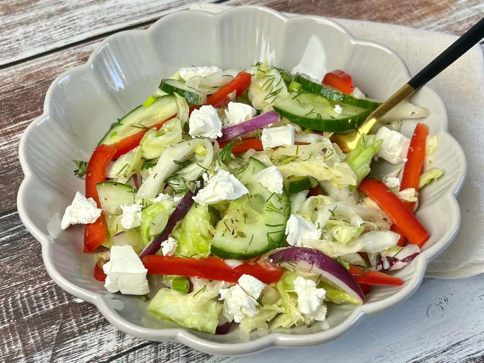 Surówka z młodej kapusty po grecku