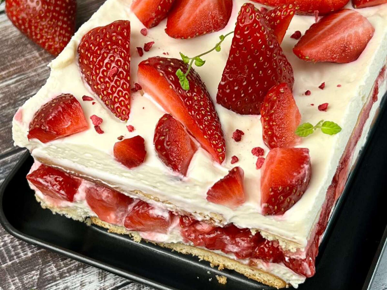 Truskawkowe ciasto na biszkoptach z mascarpone