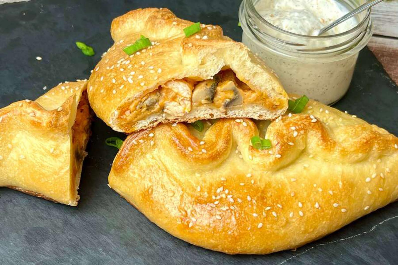 Kieszonki z ciasta do pizzy z kurczakiem