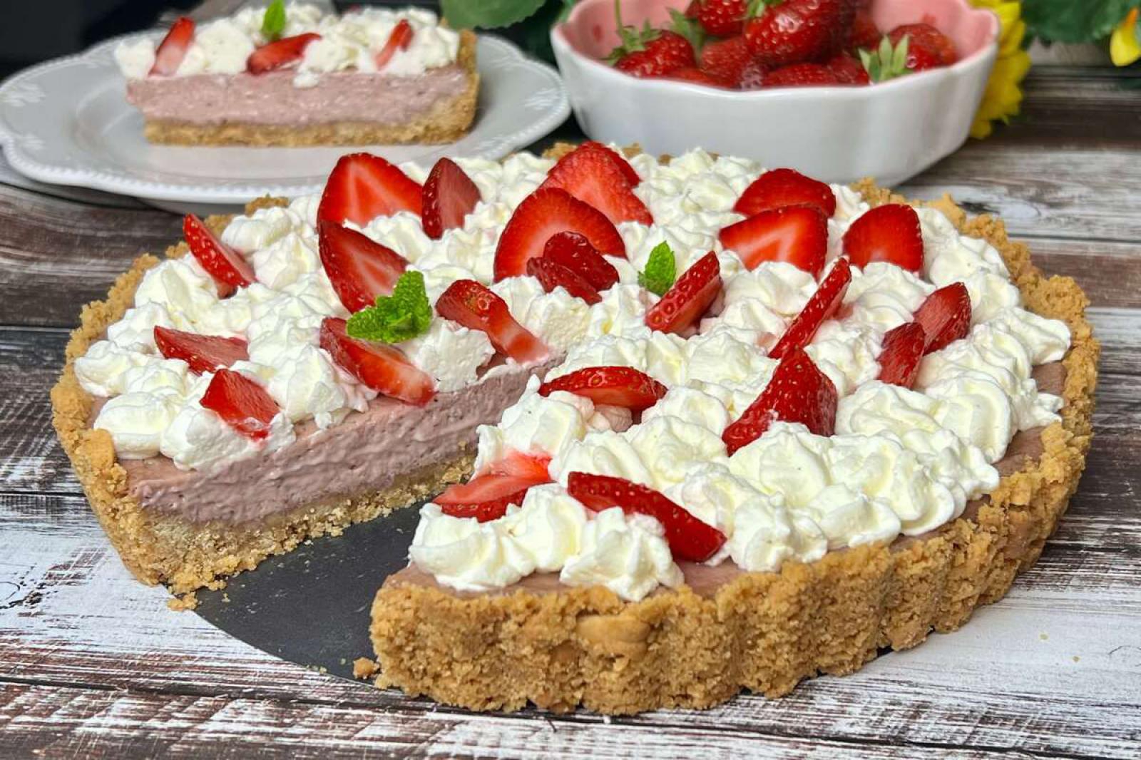 Tarta truskawkowa na ciasteczkowym spodzie
