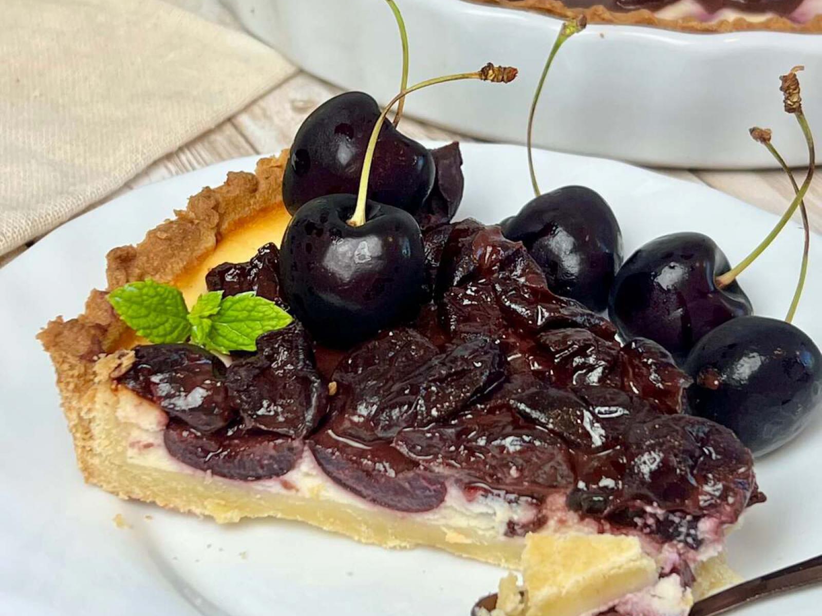 Tarta z czereśniami i kremowym serem
