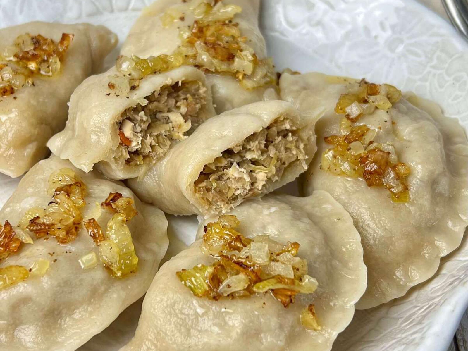 Pierogi z mięsem z rosołu i kiszoną kapustą