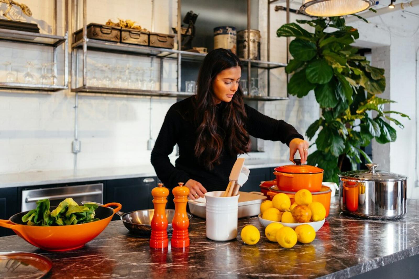 Olej MCT – co to jest i jak używać go w kuchni? Dressingi, kawa i sosy na zimno