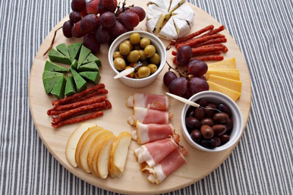 Deska serów z wędliną, oliwkami i kabanosami - świetna przekąska imprezowa