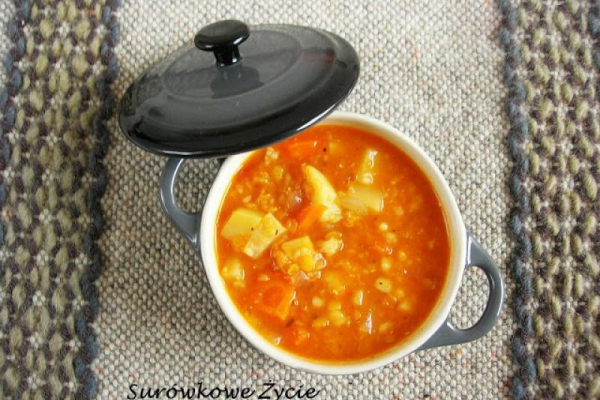 Pożywna zupa z czerwoną soczewicą