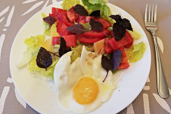 Jajko sadzone i sałatka na śniadanie