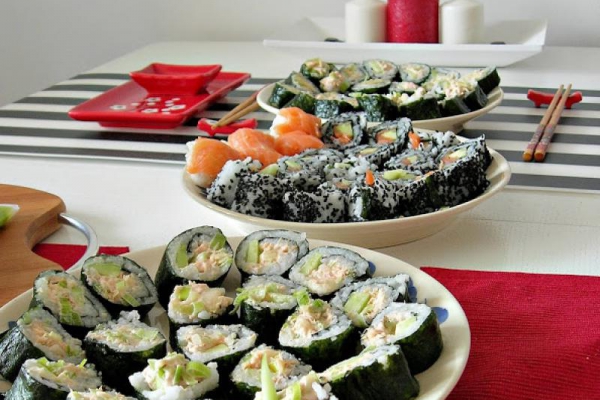 Robimy sushi w domu - futomaki z wędzonym łososiem, porem i majonezem. Część piąta