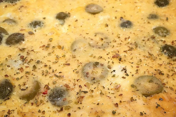Omlet a’la fritatta z oliwkami i kaparami